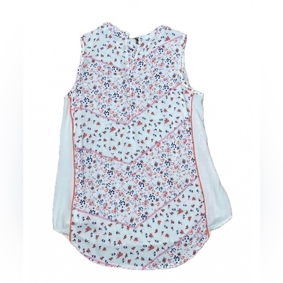 PEOPLE Tops - People sleeveless white floral chevron pattern blouse